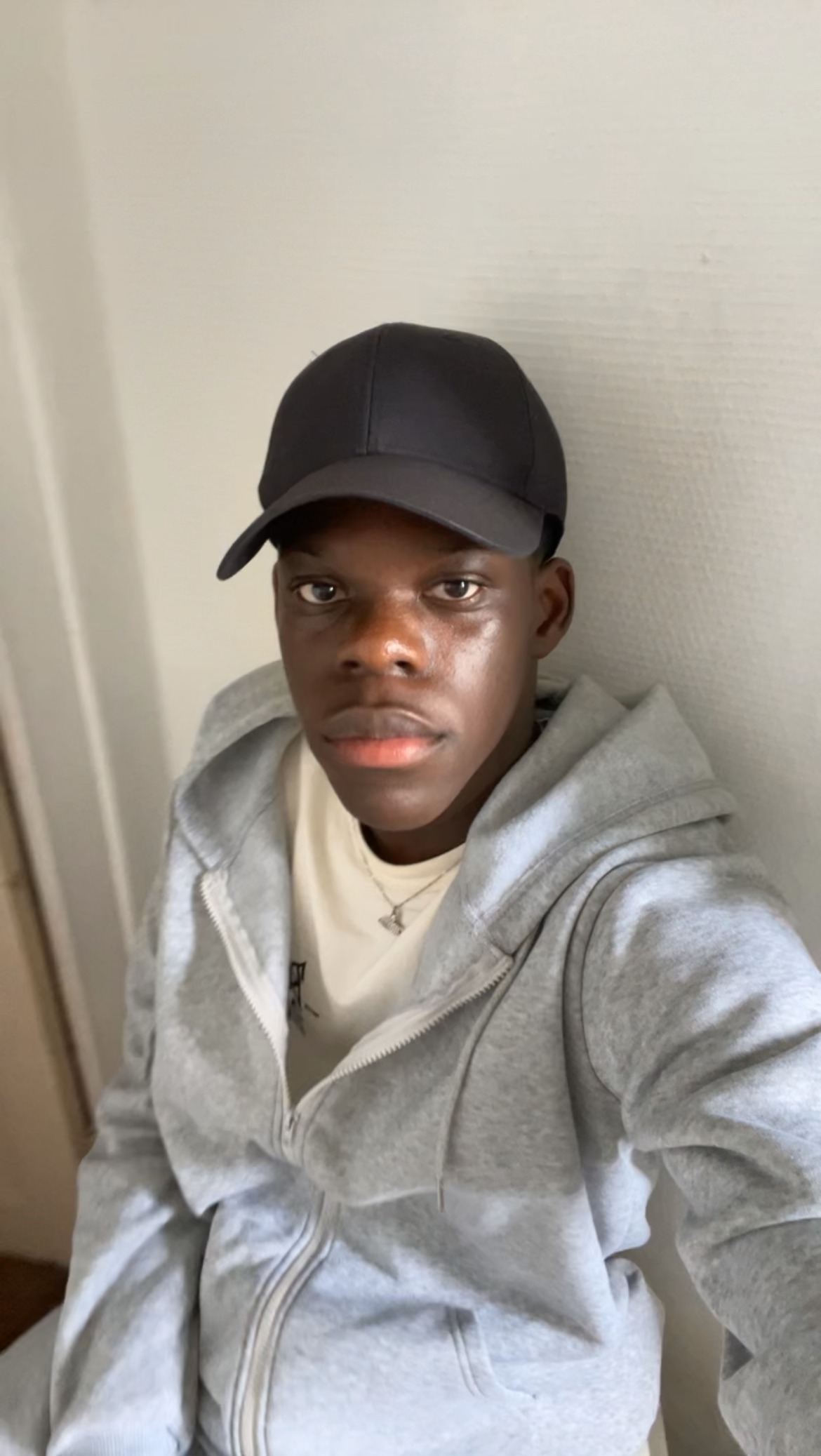 Profil de Othman, 18 ans, Garage gay à Estévenens