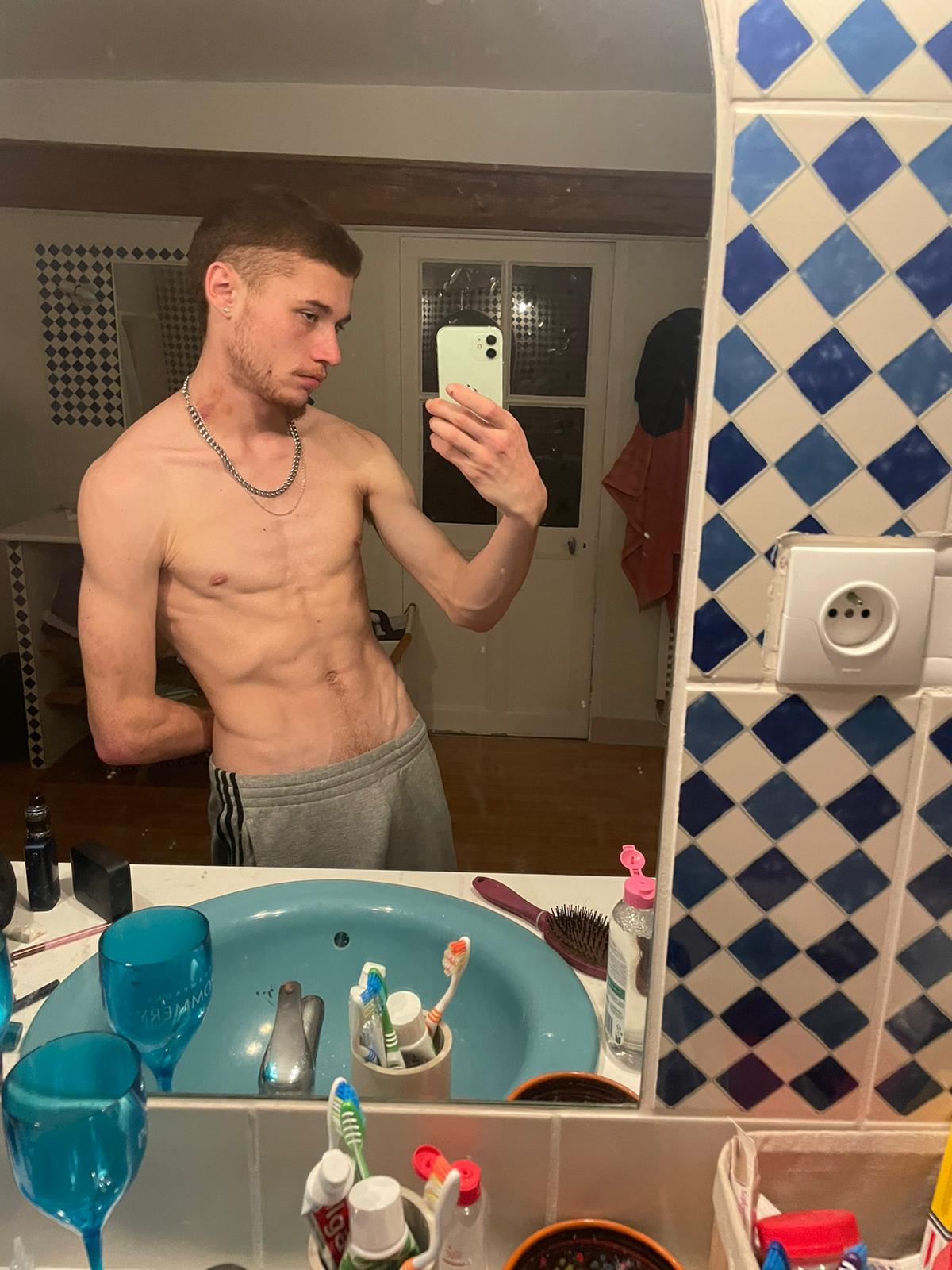 Profil de Aniss, 19 ans, Garage gay à Muralto