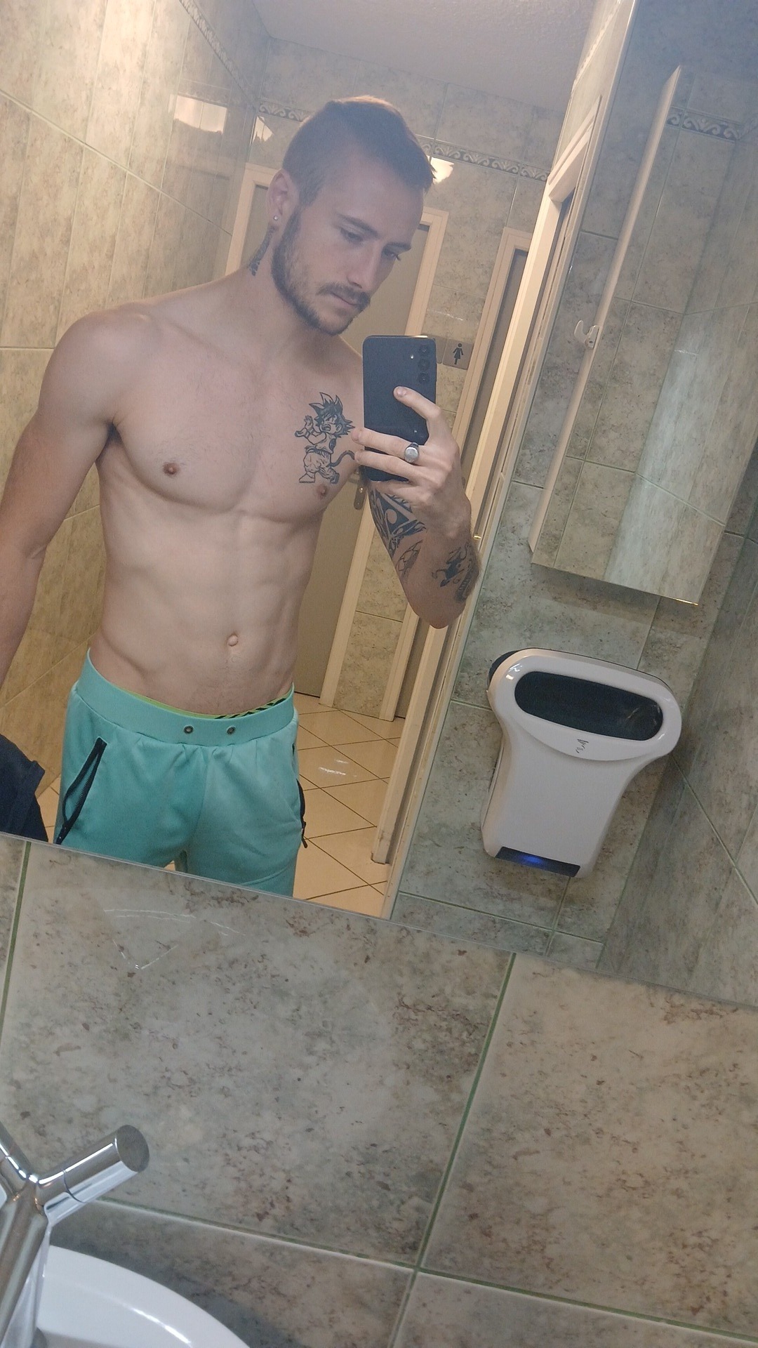 Profil de Djalel, 24 ans, Garage gay à Avegno